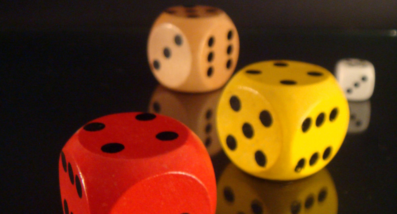 Dobbelstenen op een tafel