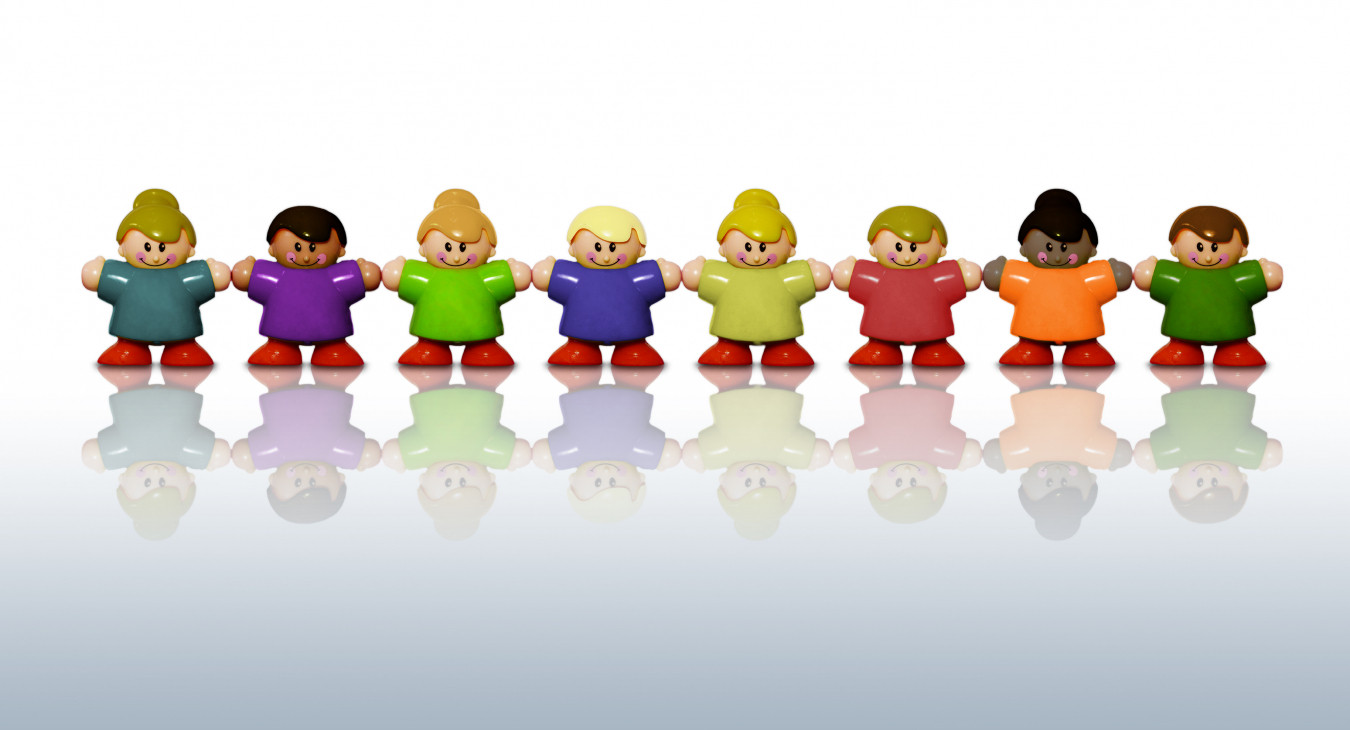 Poppetjes met verschillende huidskleuren op 1 rij