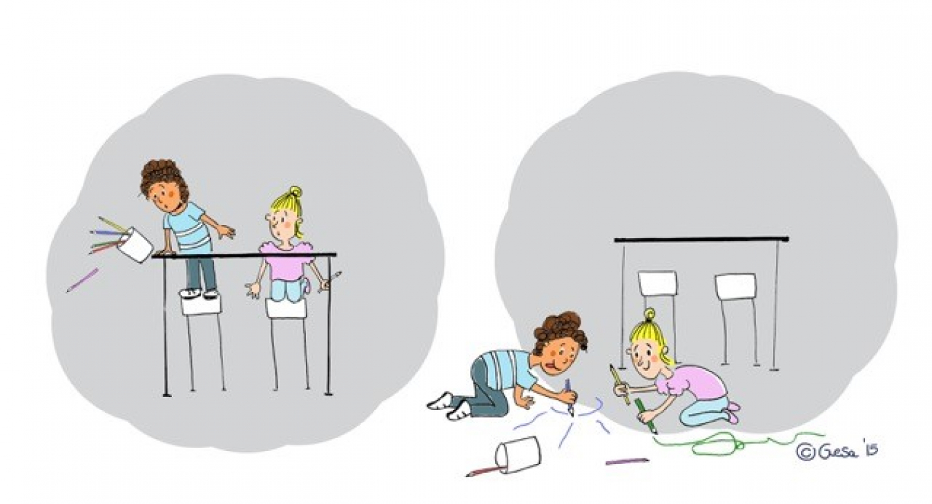 Twee kinderen waarvan eerst eentje de potloden laat vallen, zitten samen op de grond te kleuren