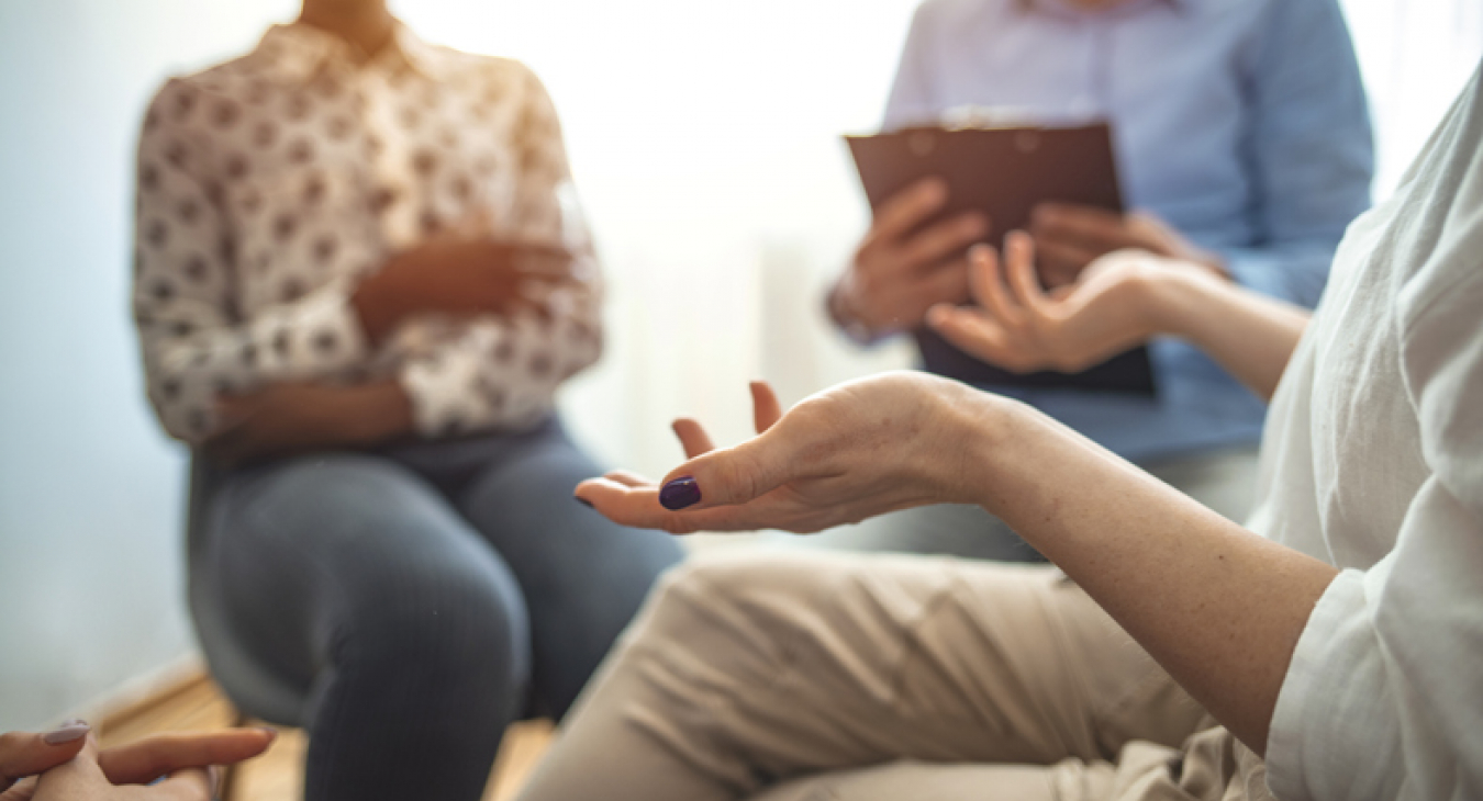 Gesprek drie zittende personen