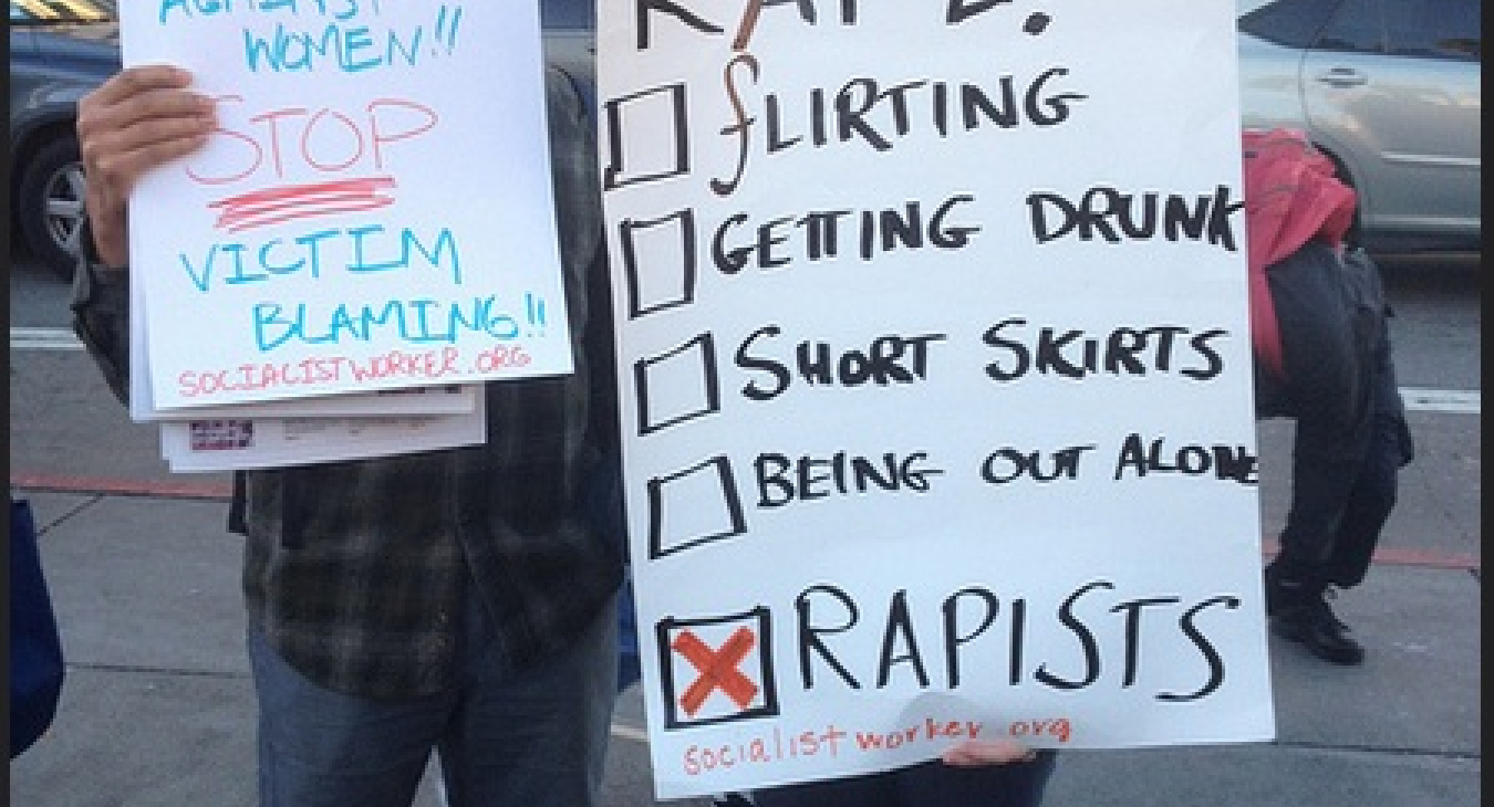 Twee activisten met borden over victim blaming