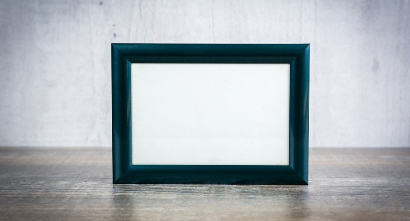 Leeg fotolijstje op tafel